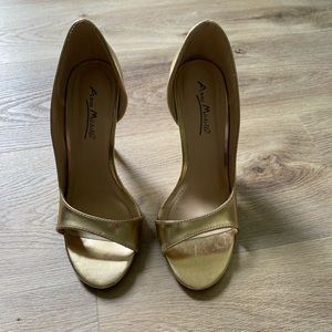 GOLD HEELS